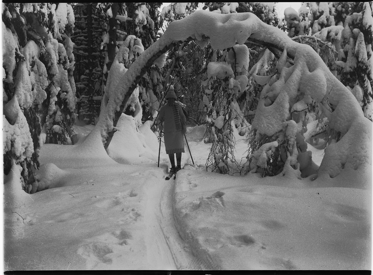 Mikkel Sveinhaug, KVINNE I KJOLE PÅ SKI.