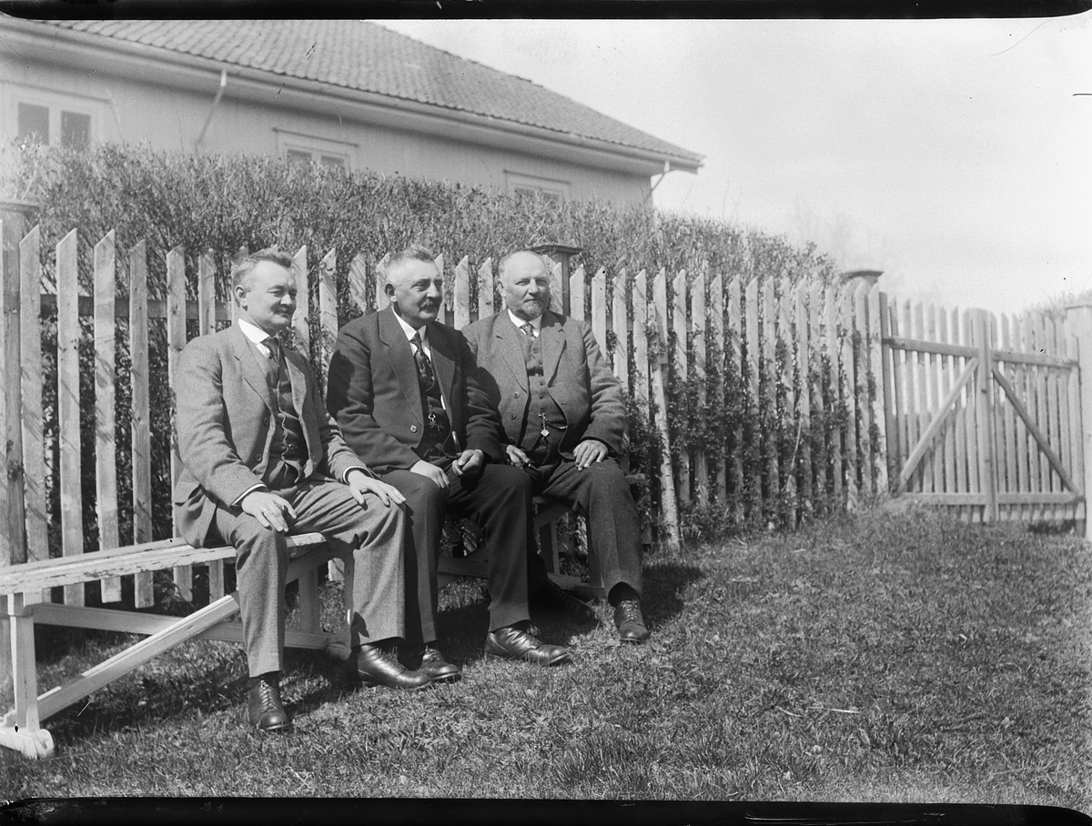 Mikkel Sveinhaug, BRANNTAKSTMENN PÅ SVEINHAUG. F. V. J. VINJU, D. TOKSTAD OG O. M. SAUGSTAD.