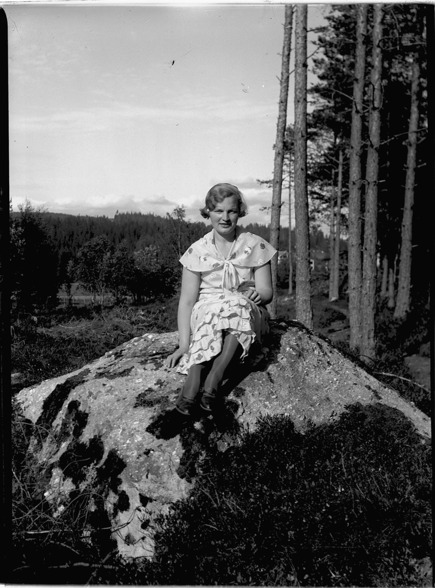 Mikkel Sveinhaug, UKJENT KVINNE.