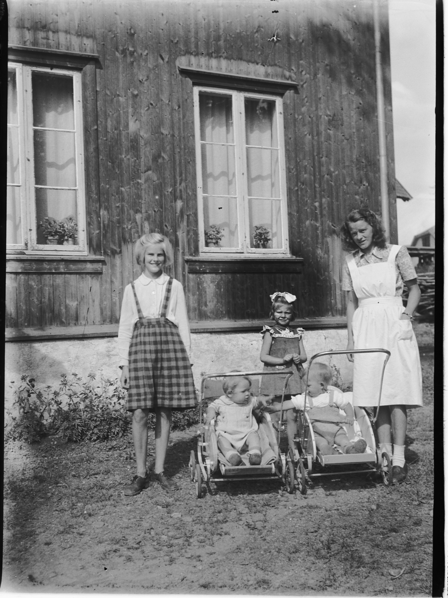 Mikkel Sveinhaug, GRUPPE 5 UKJENTE, BARNEVOGNER. T. V. ÅSE KARLSEN, T. V. ELSE ROSENBORG.