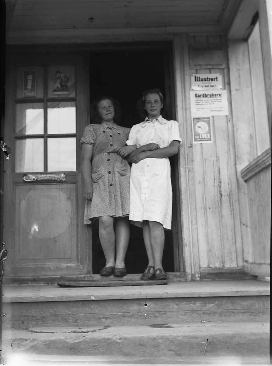Mikkel Sveinhaug, TO UKJENTE KVINNER.