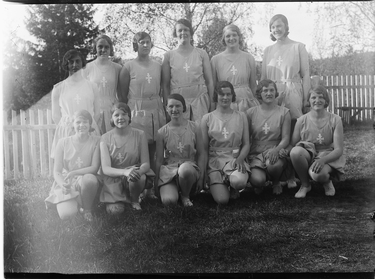 Mikkel Sveinhaug, KVINNETURNERE, MOELV. FORAN F. V. OLAUG GRØTLIEN, JENNY JOHANSEN, KIRSTI WIEN, JENNY KRISTIANSEN, UKJENT, BERTHA SIMENSEN. BAK F. V. UKJENT, UKJENT, ALISE HOLMSTRØM, SIGRID ENG, BETSY JOHANSEN, SISSY JOHANSEN. MOELVEN TURNFORENING.