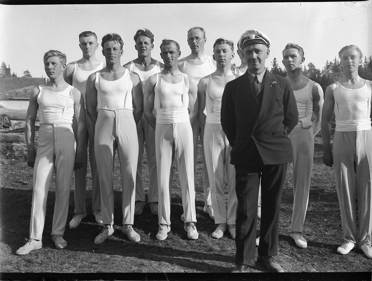 Mikkel Sveinhaug, HERRETURNERE I MOELV, LEDET AV LAURITZ SKAR Trente på Folkets Hus.. MOELV TURNFORENING. 26. 5. 1935. FORAN LAURITZ SKAR. 1. REKKE F. V. LEIF? KRISTIANSEN, KÅRE HÅKONSEN, ARNE SKJØRENGEN, MAGNE EKEBERG, GEORG KRISTIANSEN OG GERH. FRANTZEN. BAK F. V. OLE FALKENHAUG, ARTHUR HÅKONSEN OG WILHELM JOHANSE…
