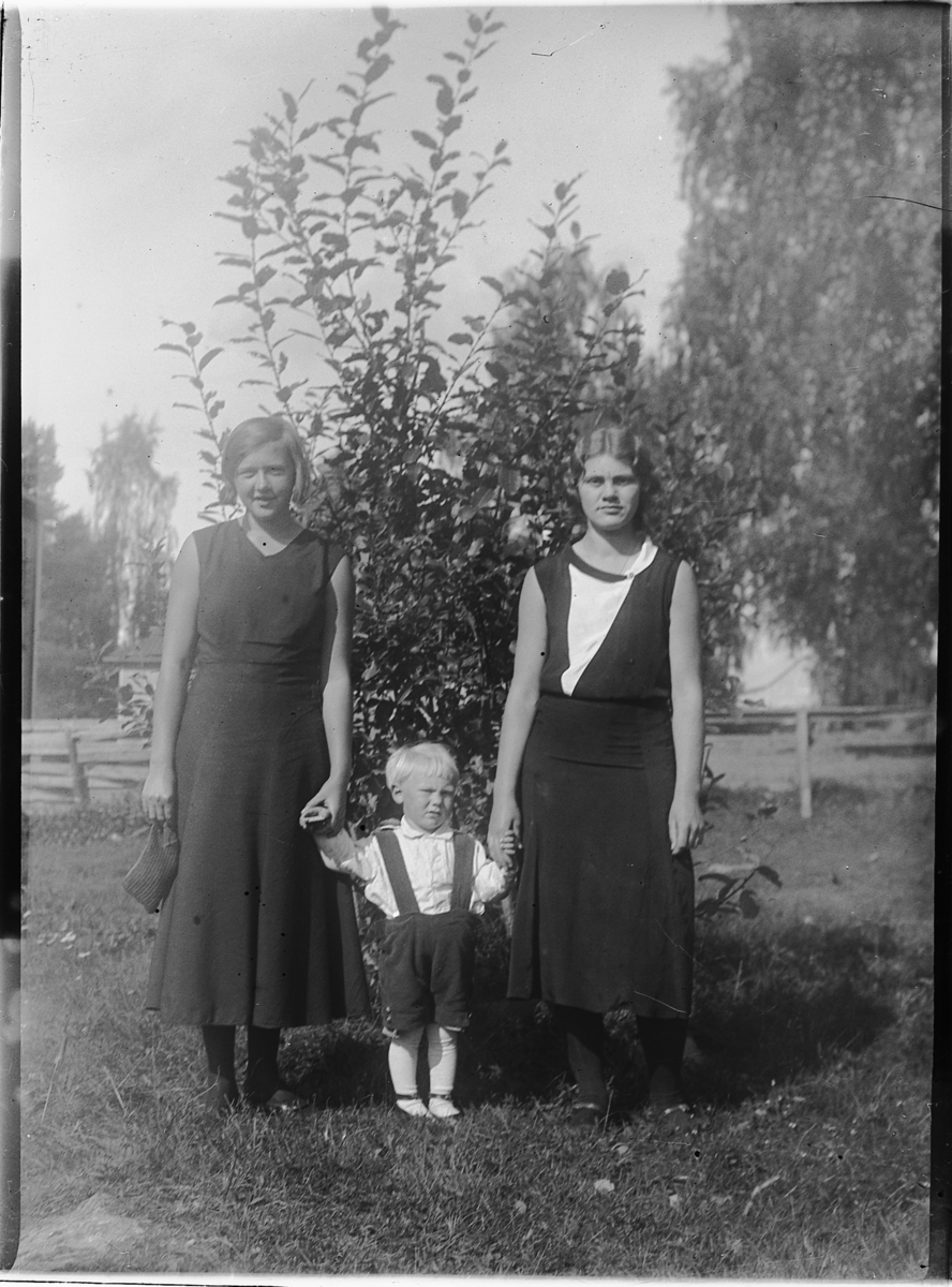 Mikkel Sveinhaug, TO UKJENTE KVINNER OG BARN.