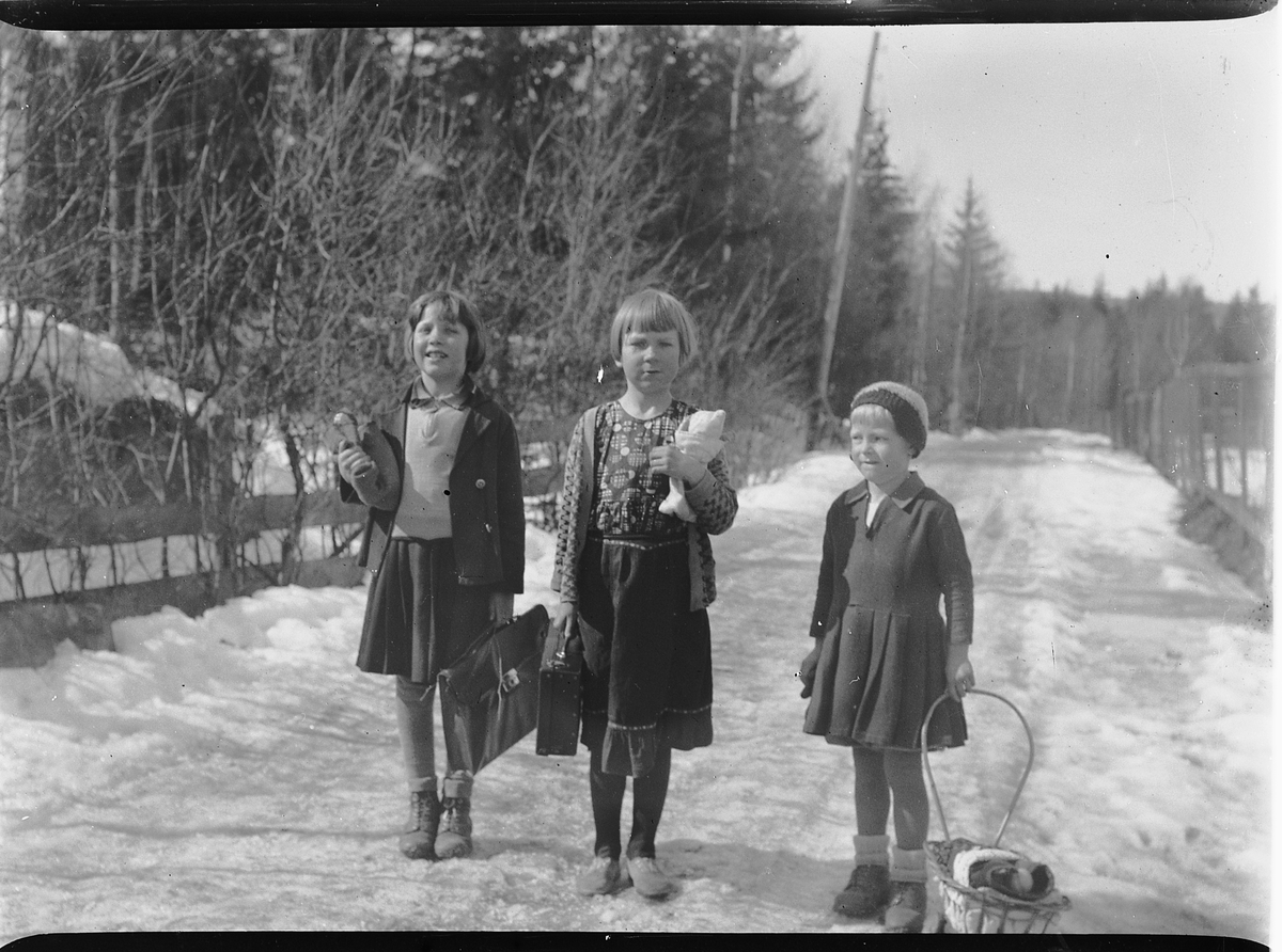 Mikkel Sveinhaug, 3 UKJENTE BARN, JENTER, FRA MOELV 1935, DUKKEVOGN, VESKER.