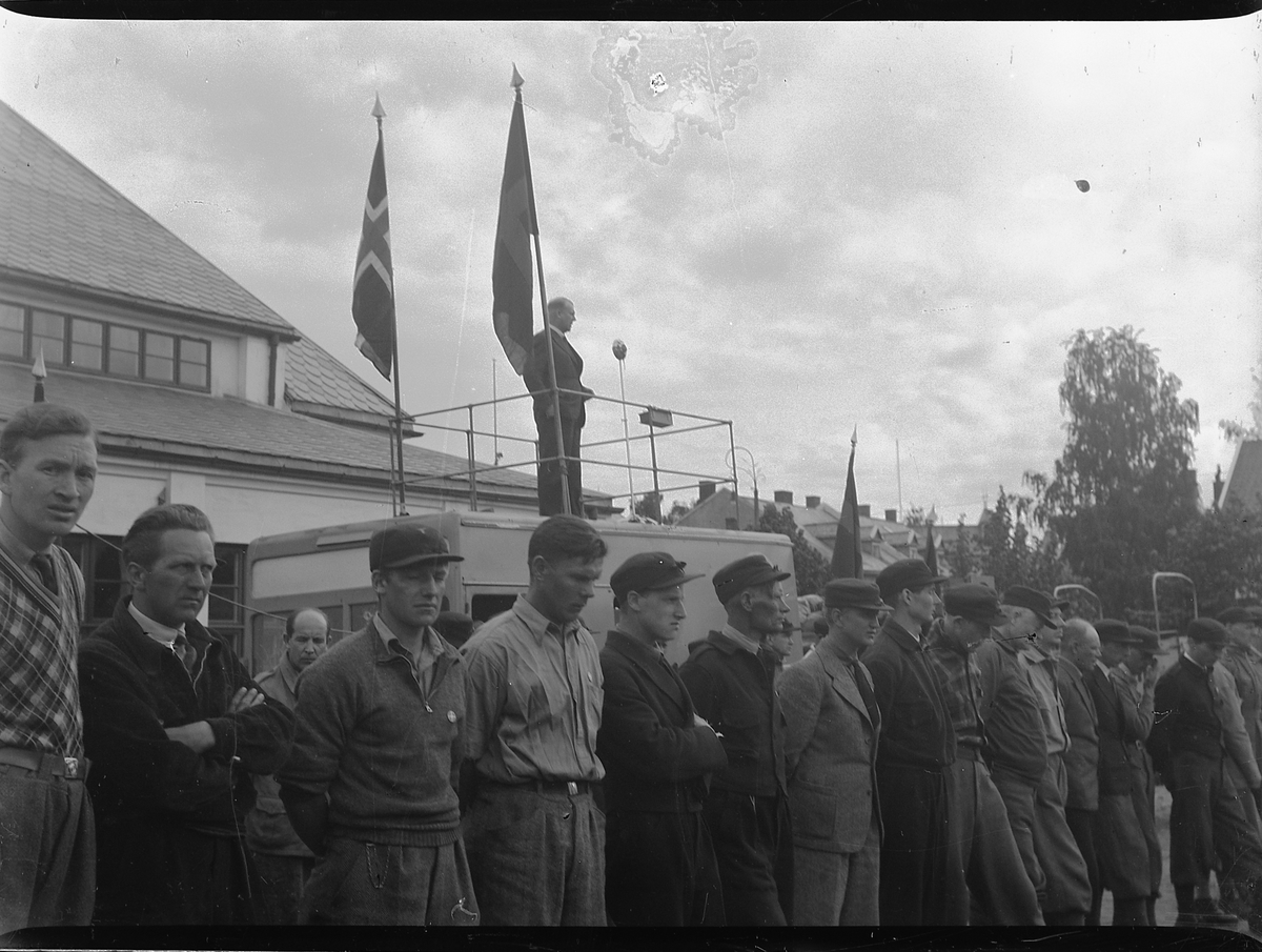 Mikkel Sveinhaug, NASJONAL SAMLING, TORGMØTE, HIRDEN FORAN, Vidkun Quisling TALER, FLAGG.