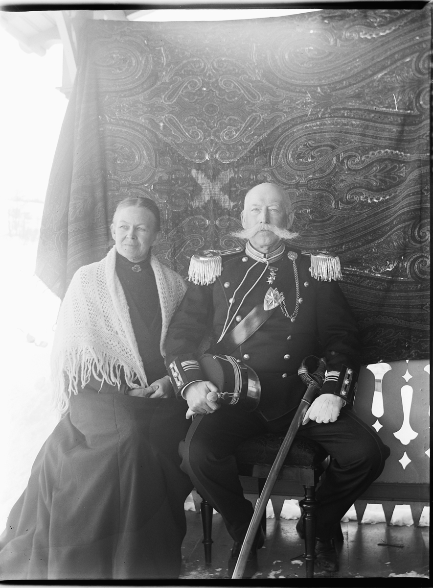 Ole Hansen Løken, Paul ring m/ frue. Kjos gard. Paul Ring var rittmester og sjef for kavaleriets rideskole i Bærum. Bildet er tatt på Haugen etter at han flyttet dit på sine eldre dager. Fruen er Antoinette Eilertine f. Todderud fra Åker. Han er bl. a barnebarn til Hanna Winsnes.