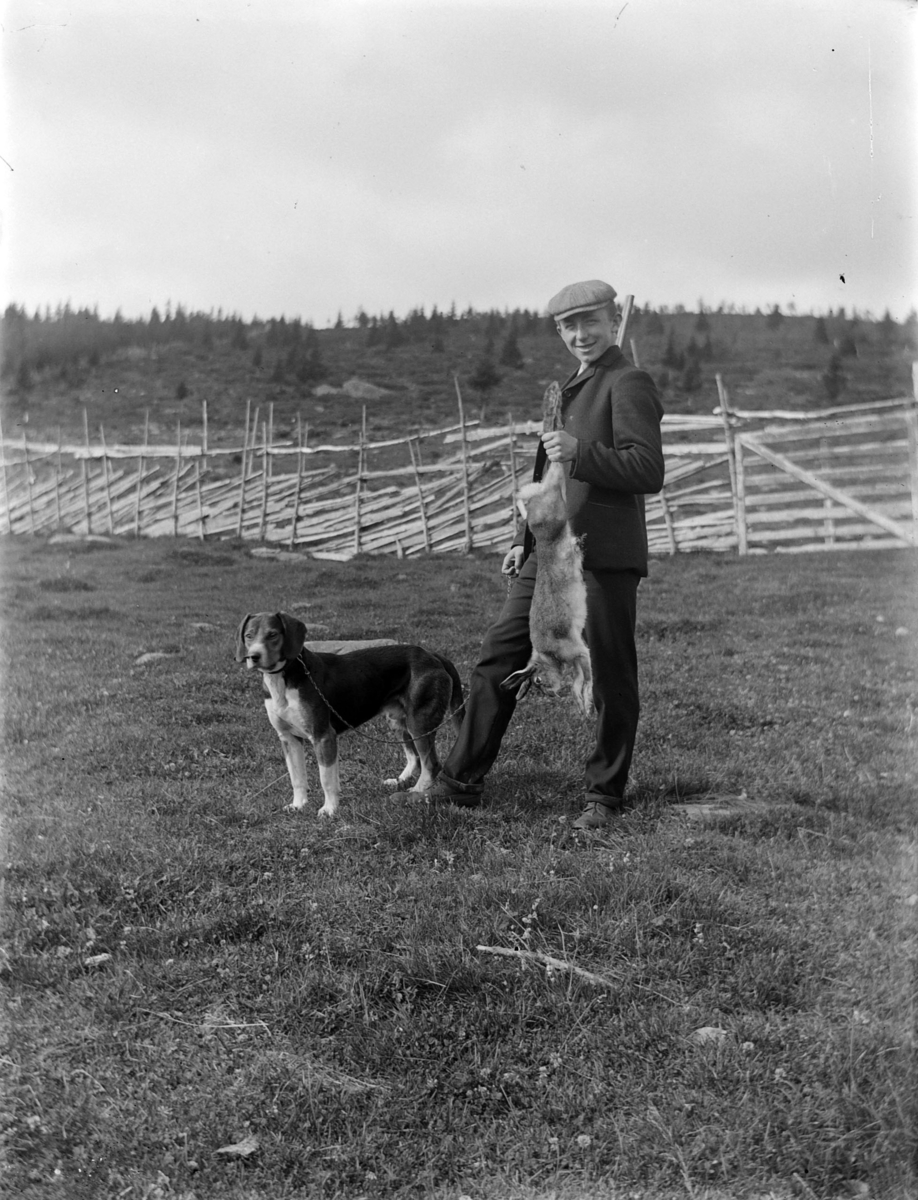 Ole Hansen Løken, HAREJAKT, UKJENT JEGER, HARE, HUND.