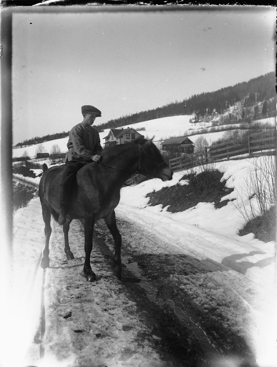 Ole Hansen Løken, UKJENT MANN RIR HEST, LØKENDALEN, RUDSHØGDA, VELDRE, Ringsaker.