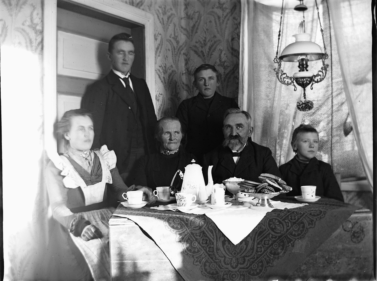 Ole Hansen Løken, GRUPPE 6 UKJENTE, KAFFEBORD, KOPPER, KAKER, LAMPE.