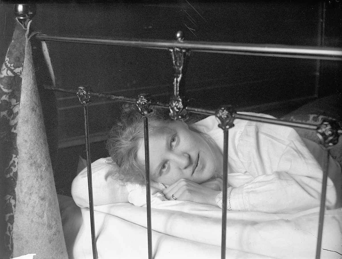 Ole Hansen Løken, MIMMI LØKEN 1876-1953, HVILER I SENGA.