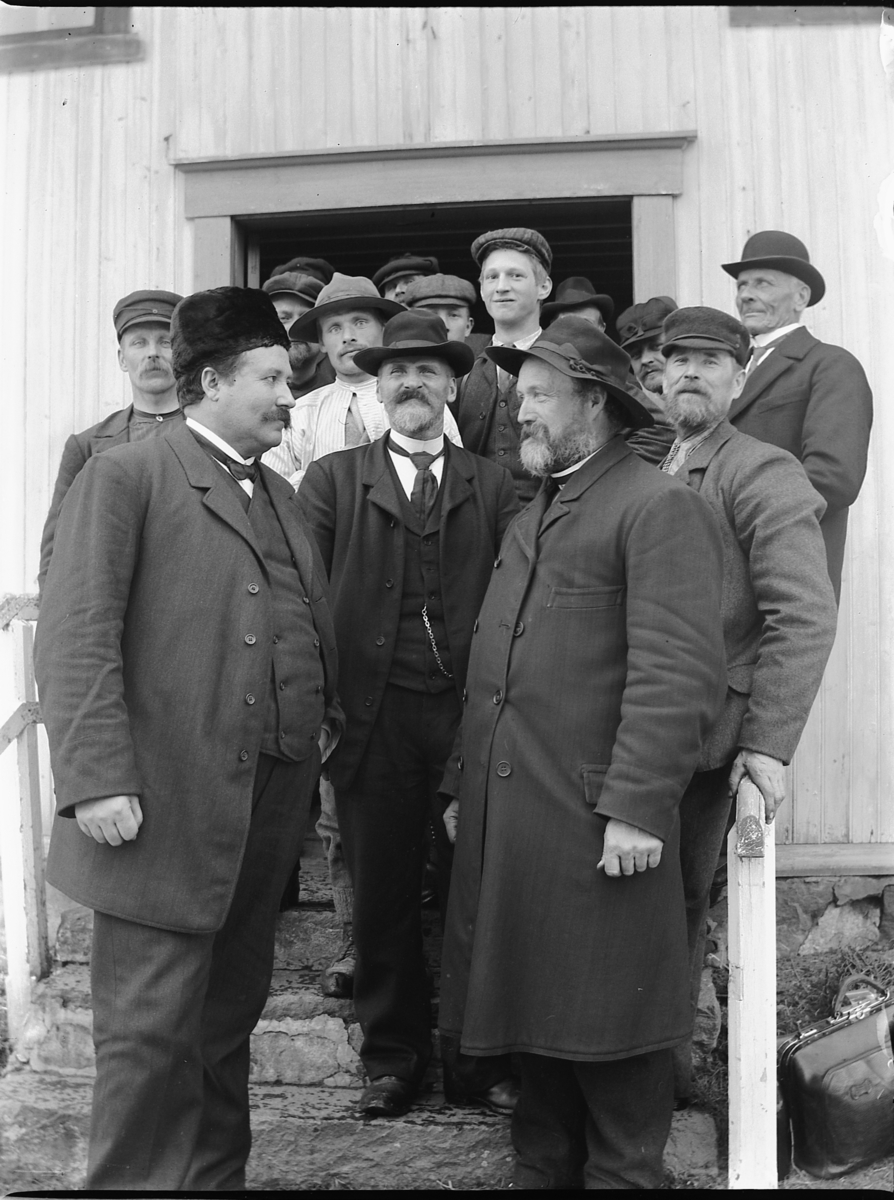 Ole Hansen Løken, MOELVEN BRUG. FORAN FRA VENSTRE: DISPONENT OTTO MINKEN OG ANTON FJELSTAD, I MIDTEN BYGGMESTER JOHANNES NYGAARD. BAK MINKEN: SNEKKER OLUF NYSTUEN, I HVIT JAKKE: MURER ANTON JOHANSEN SYVERSTUEN. BAK MED SIXPENCE: ANDERS SVEEN. TIL HØYRE MED SKALK: MATHIAS ØSTLI OG TIL HØYRE BAK FJELSTAD: CHR. ULVEN.