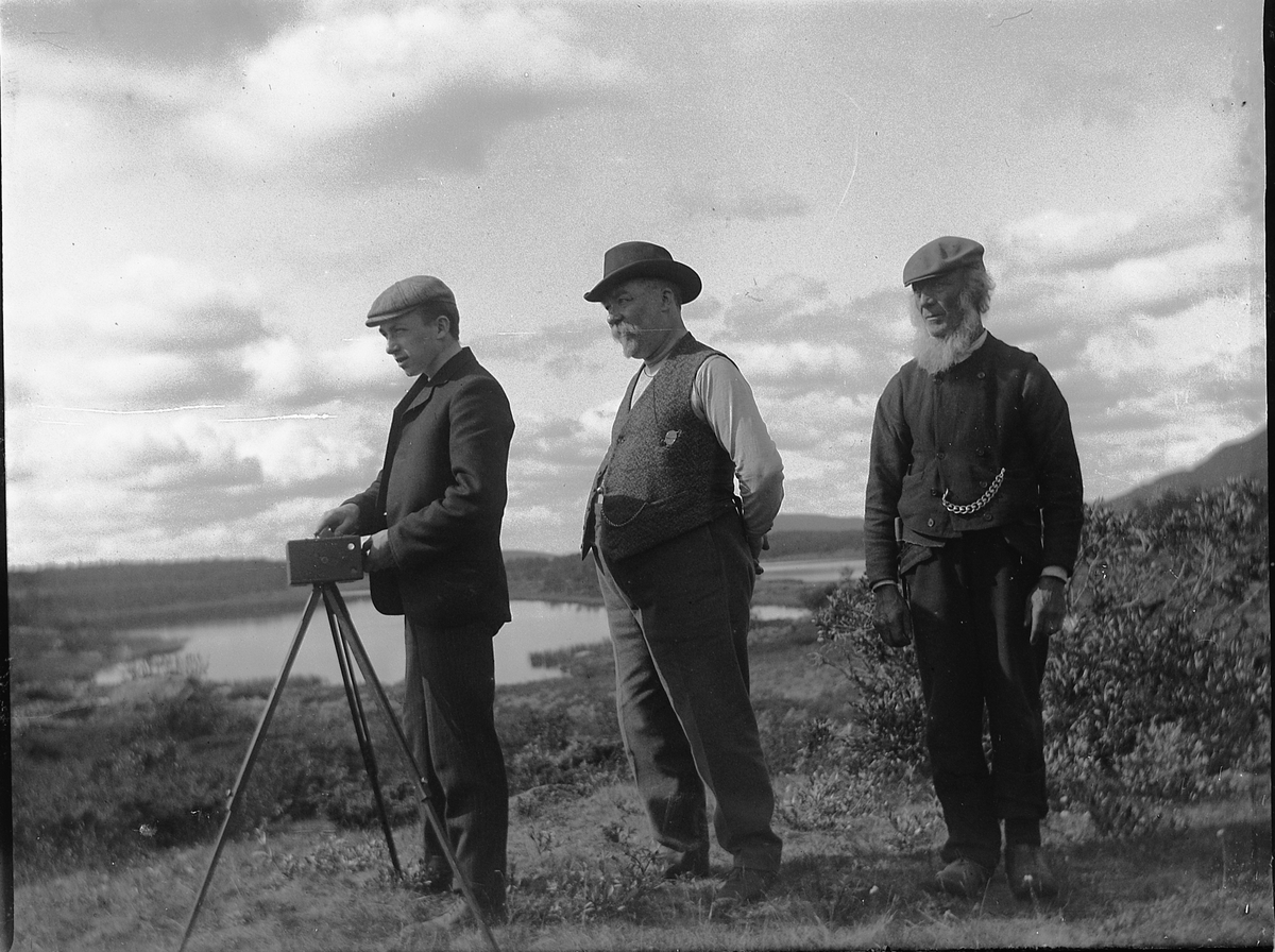 Ole Hansen Løken, GRUPPE 3 UKJENTE MENN, FOTOGRAF. KAMERA OG STATIV. Rittmester Paul Ring i midten.