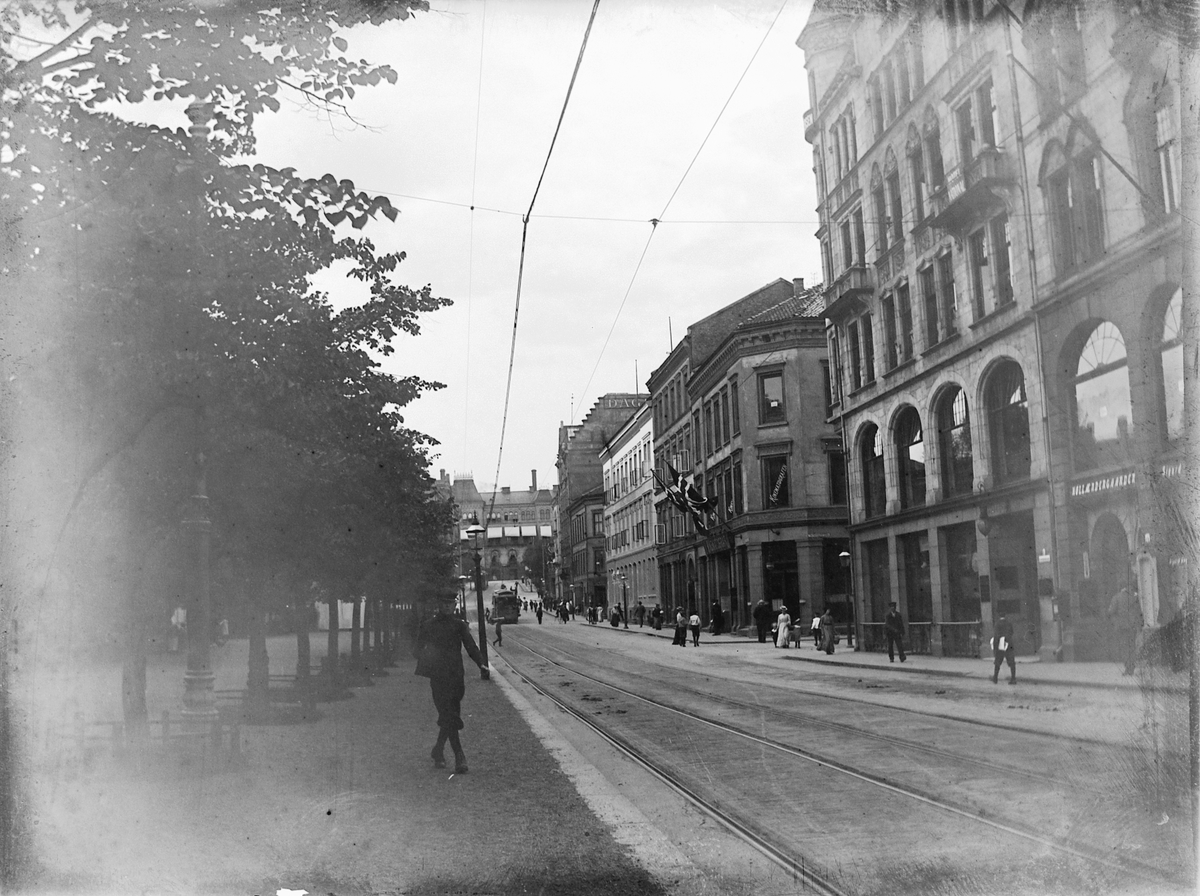 Ole Hansen Løken, Stortingsgata i Oslo sett mot Wessels plass. Bildet er tatt seinere enn 1898 (trikken har to spor), men nok før ca. 1910 (de små gamle vognene).