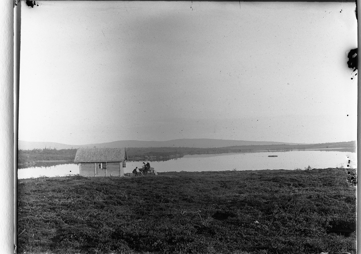 Ole Hansen Løken, LJØSHEIM, UKJENT HYTTE VED LJØSVATNET, RINGSAKERFJELLET.