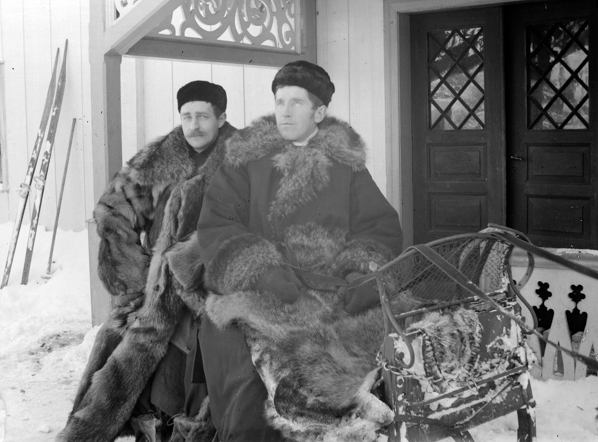 Ole Hansen Løken, F. V. FORFATTER SEVERIN LIEBLEIN OG OLE LØKEN I SLEDE, ULVESKINNSPELSER, ski. LØKEN GARD, RUDSHØGDA i Ringsaker.