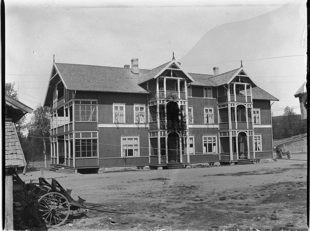 Ole Hansen Løken, MESSENLIEN HOTELL, SAGSTUEN, MESNALI i Ringsaker. EVEN SAGSTUEN BYGDE HOTELLET CA. 1907. HOTELLET HADDE PLASS TIL 40 GJESTER. MESNALIEN TURISTHOTELL BRANT NED 2/5-1955.