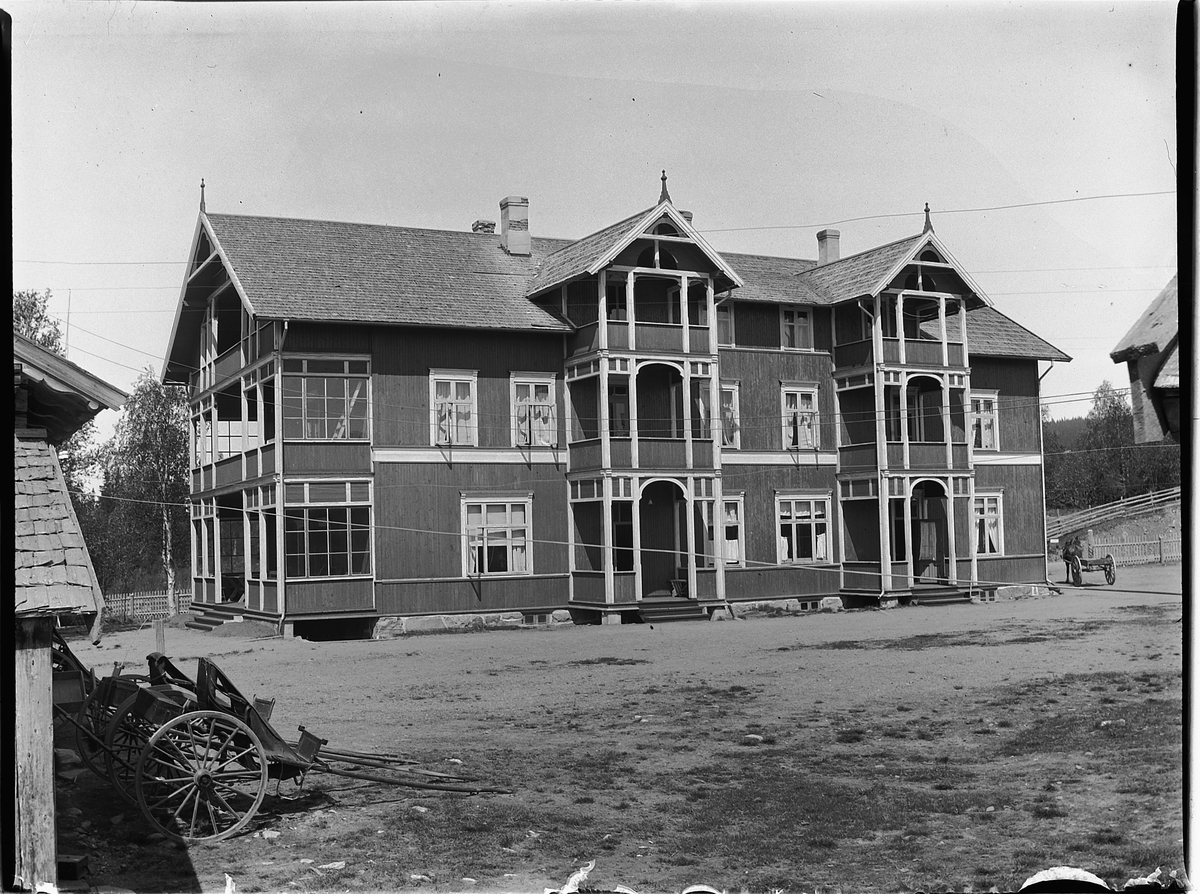 Ole Hansen Løken, MESSENLIEN HOTELL, SAGSTUEN, MESNALI i Ringsaker. EVEN SAGSTUEN BYGDE HOTELLET CA. 1907. HOTELLET HADDE PLASS TIL 40 GJESTER. MESNALIEN TURISTHOTELL BRANT NED 2/5-1955.