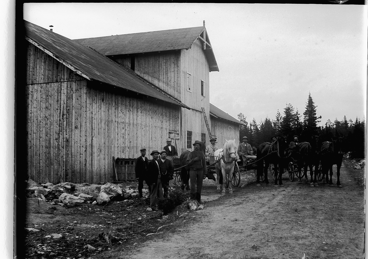 Ole Hansen Løken, HESTER OG VOGNER UKJENTE MENN, UKJENT STED. TORVSTRØFABRIKK NEDENFOR BERGUNDHAUGEN i Ringsaker, CA. 1905. HESTEKJØRETØY.