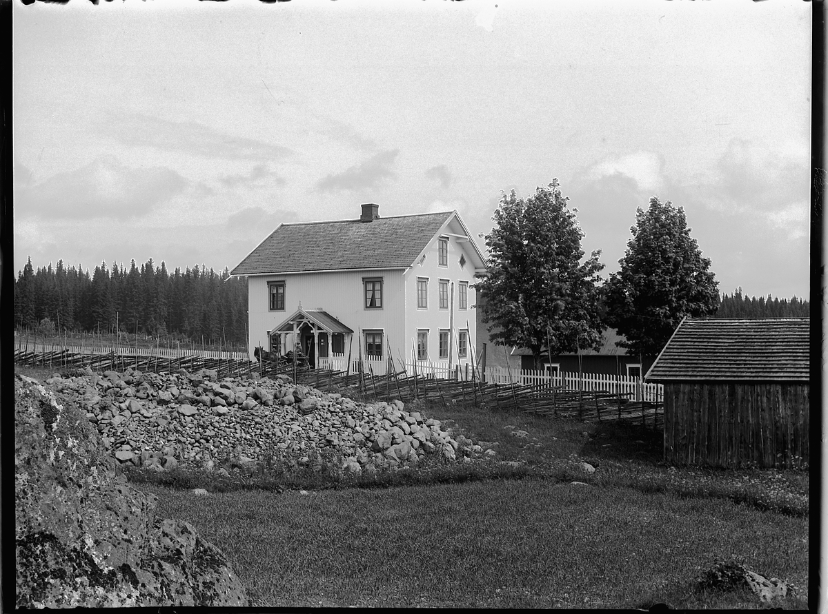 Ole Hansen Løken, Harby, Næroset, Ringsaker. Gård og butikk frem til 1959 da butikken ble nedlagt.