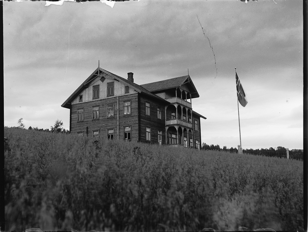 Ole Hansen Løken, FURU SKOLE, RUDSHØGDA, VELDRE i Ringsaker. Sto ferdig i 1911. FLAGG.