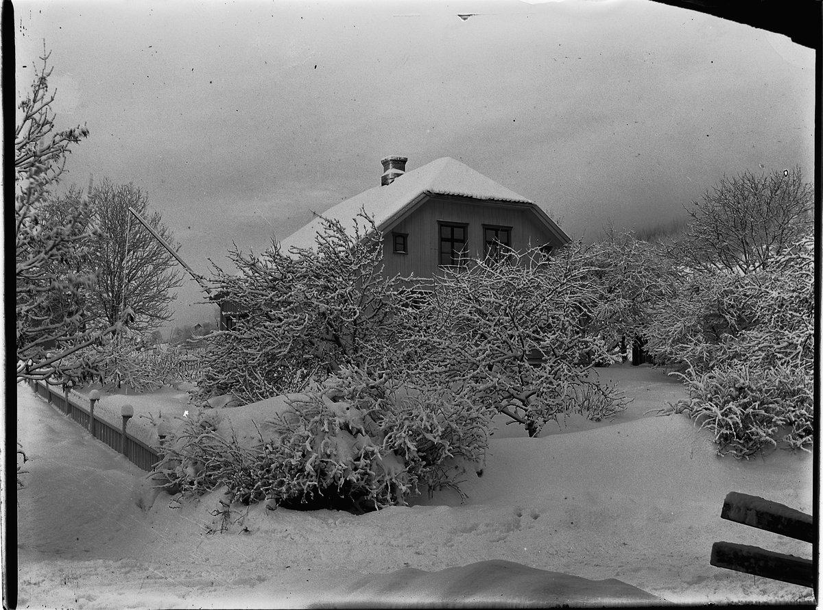 Ole Hansen Løken, LØKEN GARD. VÅNINGSHUS. RUDSHØGDA i Ringsaker, VELDRE, VINTER.