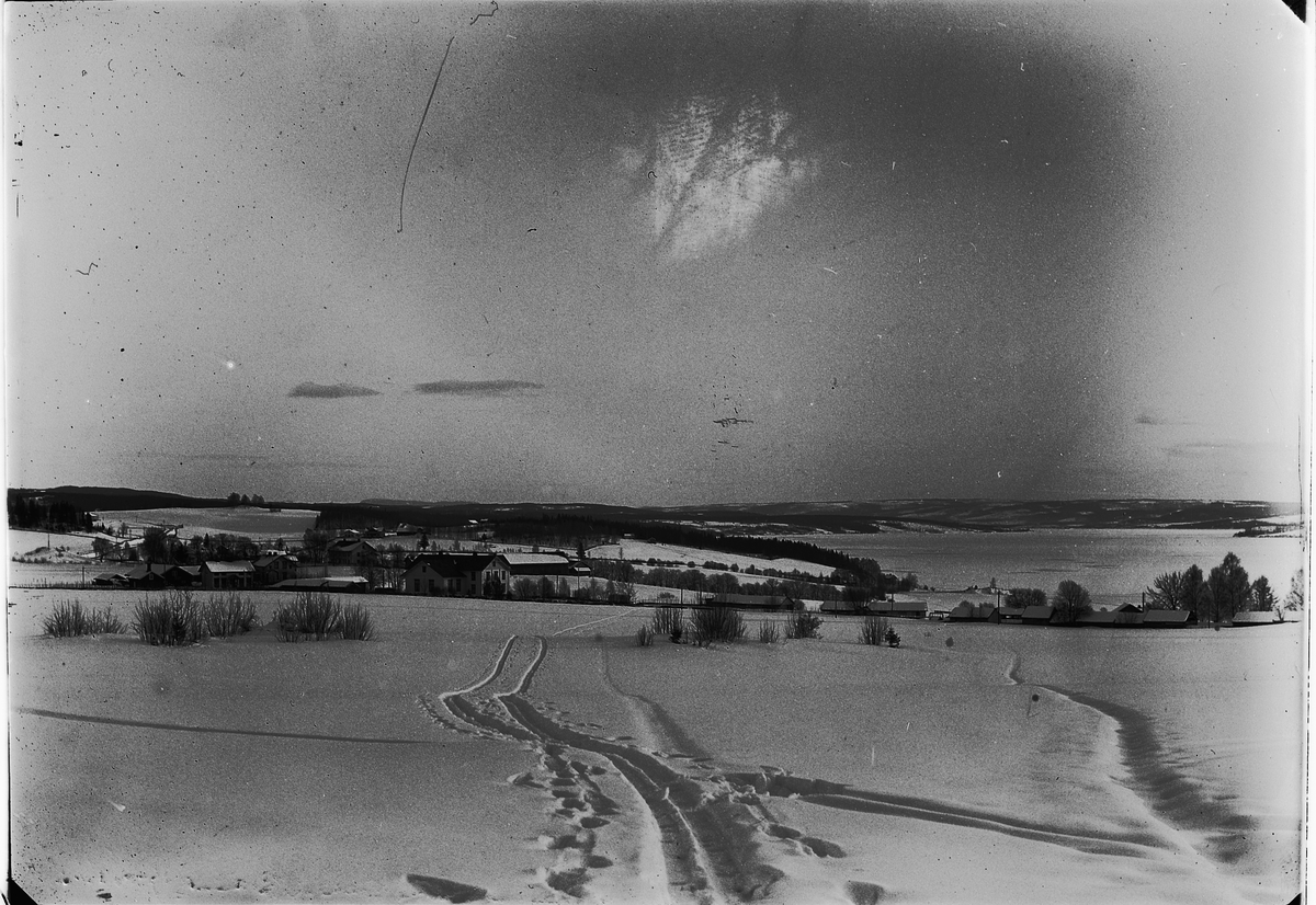 Ole Hansen Løken, VINTERLANDSKAP, RINGSAKER. F. V. LANDHANDLERI, LENSMANNSGÅRDEN, VELT RINGSAKER GARD I BAKGRUNNEN, TINGVANG FORSAMLINGSLOKALE OG STALLENE TIL RINGSAKER KIRKE.