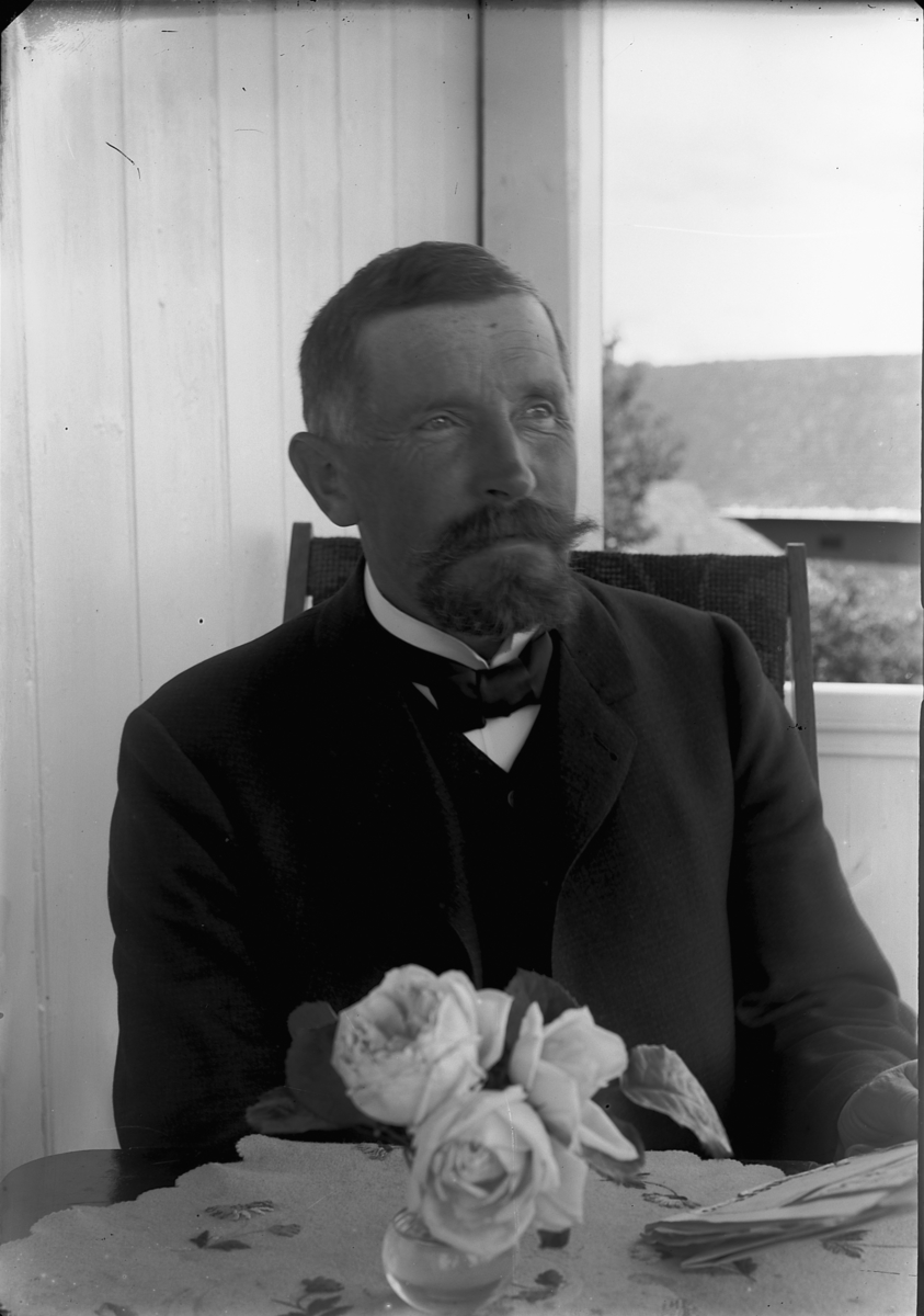 Ole Hansen Løken, OLE HANSEN LØKEN, 1860-1924. OVERTOK LØKEN ØSTRE på Rudshøgda i Ringsaker I 1892. HAN VAR GARDBRUKER PÅ LØKEN ØSTRE, FOREGANGSMANN I HAGEBRUK OG VAR MED PÅ Å STARTE MOELVEN BRUG, GIFT MED WILHELMINE "MIMI" RING 1876-1953.