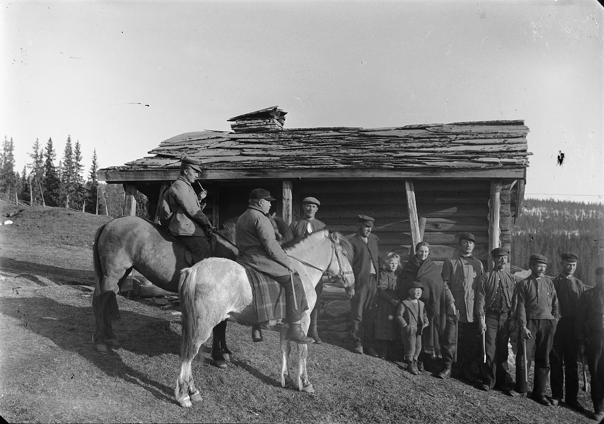 Ole Hansen Løken, GRUPPE 12, BARN OG VOKSNE, UKJENT SETERHUS, TO MENN PÅ HESTERYGGEN.