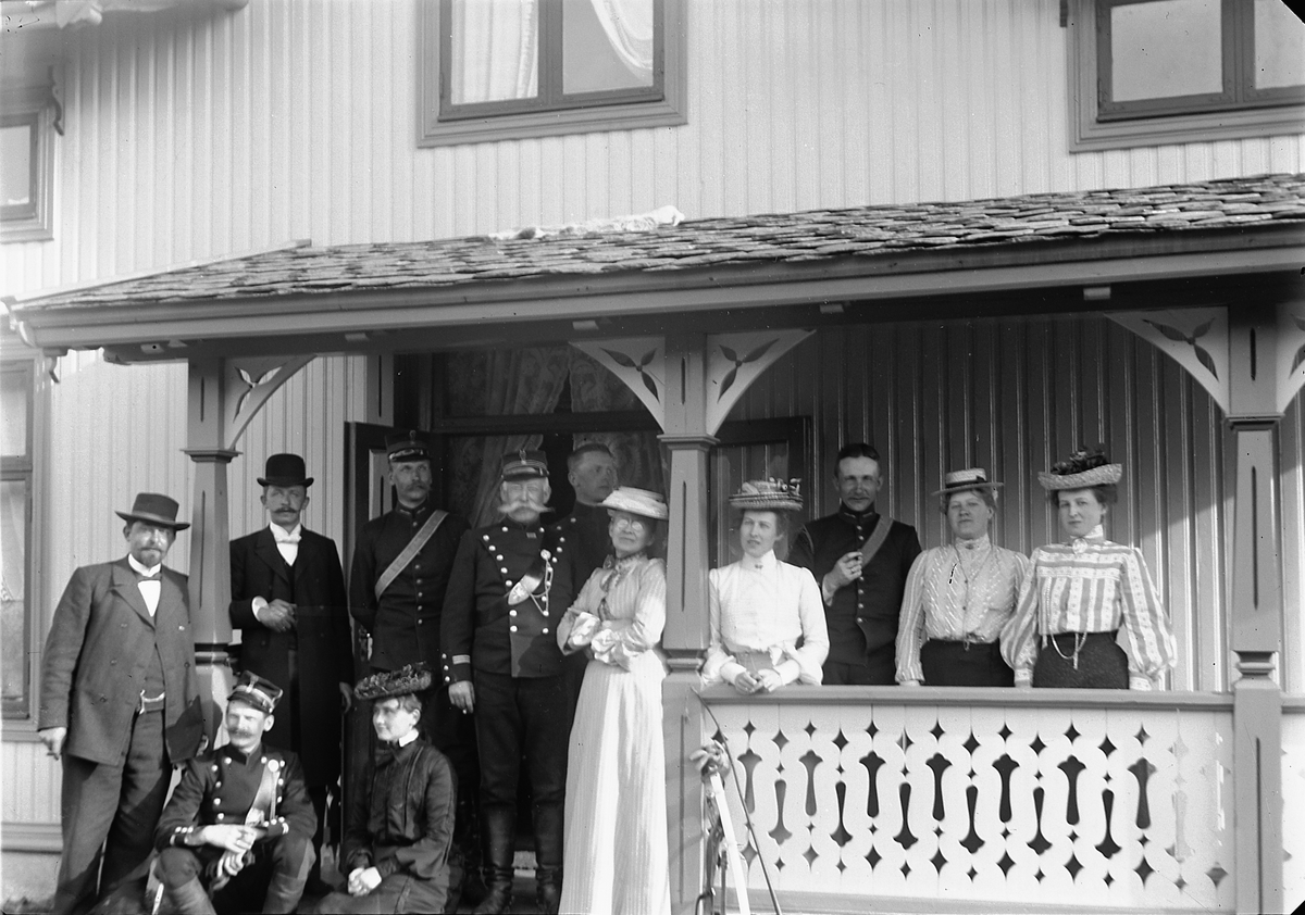 Ole Hansen Løken, HAUGEN GARD, VELDRE i Ringsaker. F. V. LARS TOKSTAD, UKJENT, UKJENT, PAUL RING, UKJENT, ANTONETTE RING, LALY RING, ARENT?, MIMI LØKEN OG TULLA ? SITTENDE FORAN F. V. UKJENT OG LINA RING.
