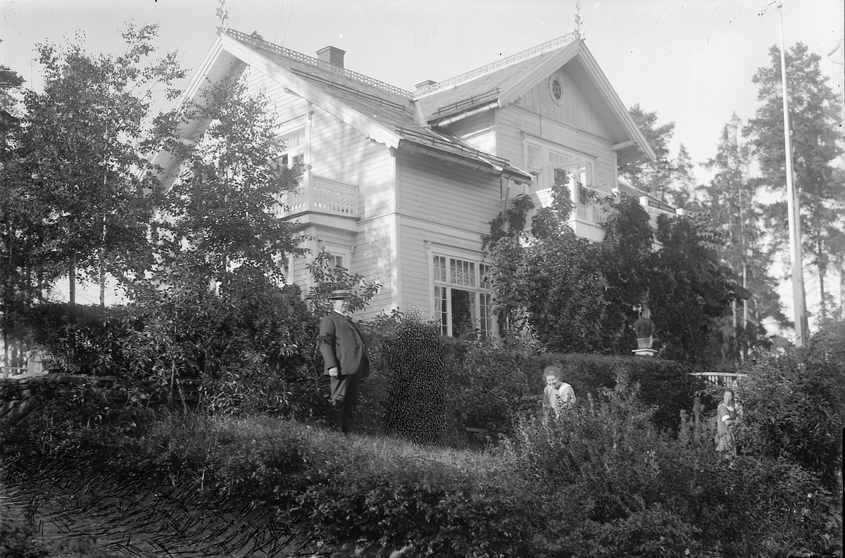 Oscar Løberg, VILLA "VIDSYN" I DEN GAMLE FURNESVEGEN, Hamar, I DAG ADRESSE STAVSBERGVEGEN 48. SKOLEDIREKTØR EFTESTØL PÅ BILDE SAMMEN MED SIN KONE OG DERES DATTER.