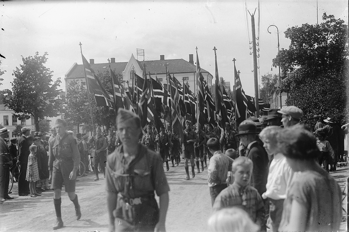 Oscar Løberg, SPEIDERTOG I TORGGATA, HAMAR, SPEIDERE MARSJERER, LANDSLEIR PÅ STORHAMAR 1924, NORSKE FLAGG.