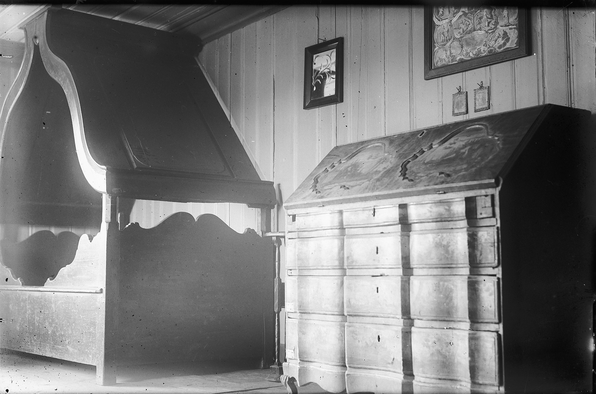 Oscar Løberg, HEDMARKSMUSEET, INTERIØR FRA BOLSTADBYGNINGA, SENG, KOMMODE.