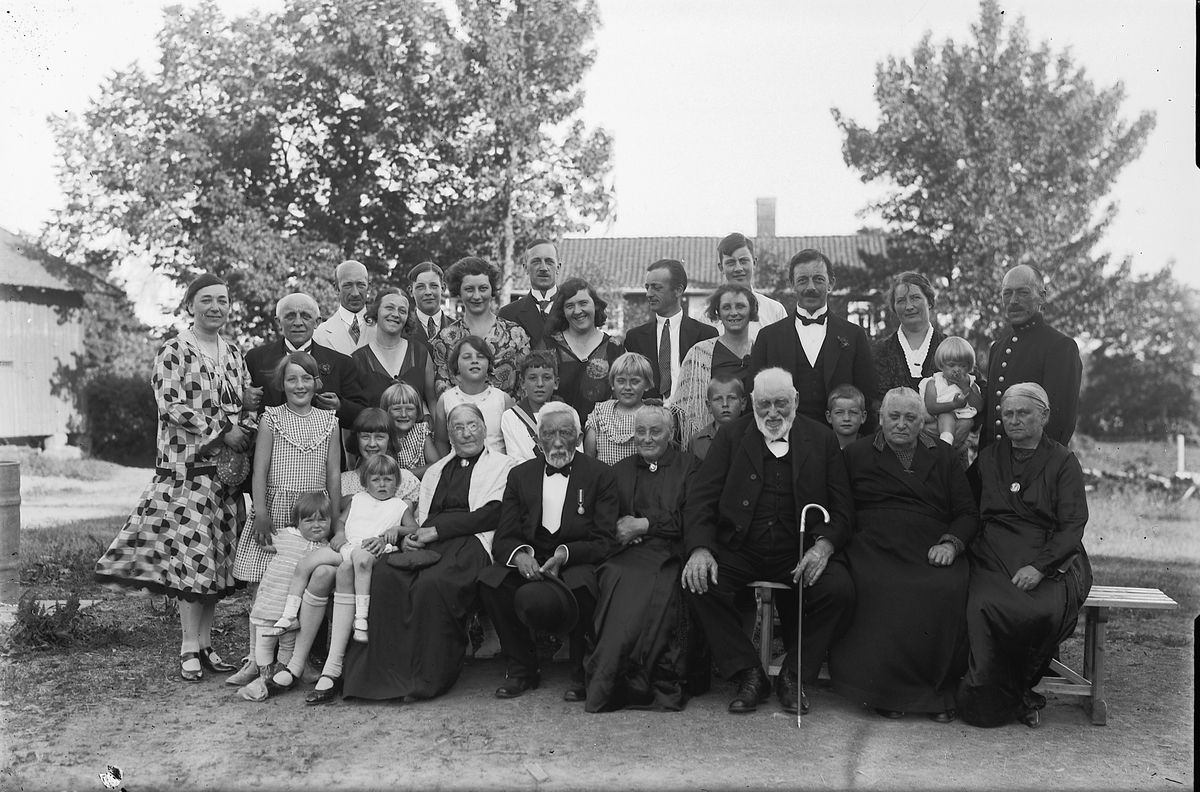 Oscar Løberg, SELSKAP HOS FAMILIEN LØKEN PÅ PRESTERUD GARD. 2. REKKE TH. MAJOR LØKEN M. FRUE OG SOKNEPREST LØKEN M. FRUE, FORAN BL. A. VALBY M. FRUE FRA MOSEBEKK, RESTEN UKJENT.