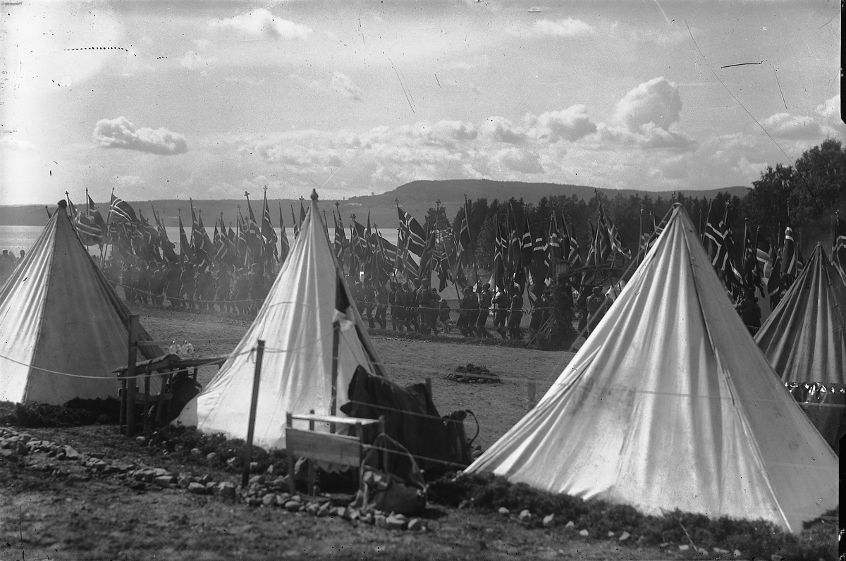 Oscar Løberg, Landsleir speidere, Martodden 1924. Telt, speideropptog, flaggborg, norske flagg. Speiderlandsleir.