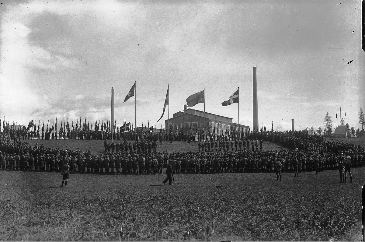 Oscar Løberg, Speidere på landsleir på Storhamar 1924. Dette var den fjerde landsleiren og det var 160 tropper med 1800 guttespeidere med. Leiren varte i 10 dager og fikk besøk av kong Haakon VII. Se bl. a. 0401-03213. Norske flagg.
