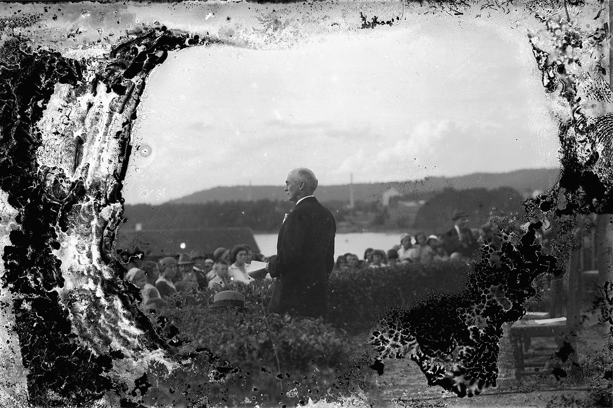 Oscar Løberg, STATSRÅD JOHAN EGEBERG MELLBYE HOLDER TALE PÅ NORDISK STATSMINISTERMØTE, DOMKIRKEODDEN, 1931. Johan Egeberg Mellbye (født 11. november 1866 i Kristiania, død 17. desember 1954) var en norsk gårdbruker og politiker. Han var den første formannen i Bondepartiet (i dag Senterpartiet) 1920–1921. Mellbye…