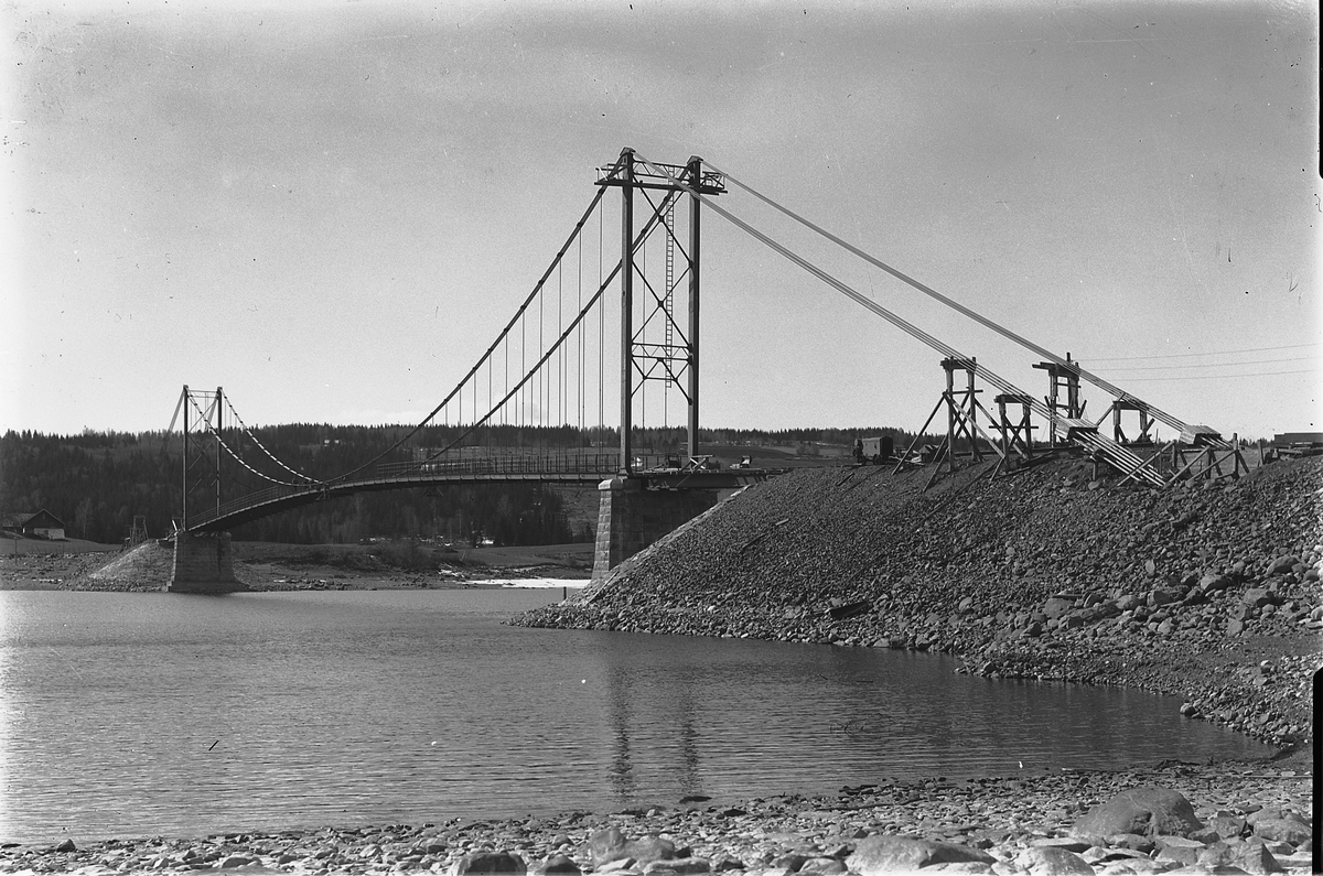 Oscar Løberg, FRAMNESBRUA NORD FOR BRUMUNDDAL, UNDER BYGGING, FERDIG OPPFØRT 1932.