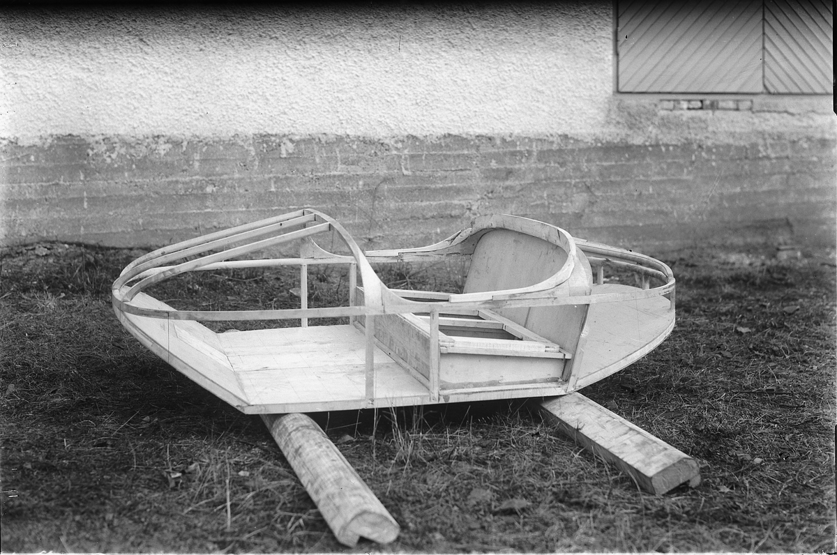 Oscar Løberg, Karosseri av tre som skulle belegges med aluminiumsplater. Motordresin, motortralle, konstruert av Ingeniør Sverre Hagen ved Ing. Kreftings Verksted, Hamar i de gamle lokalene til P. Norsengs Vognfabrikk Eftf. Dresinene ble brukt til linjeinspeksjon ved Norges Statsbaner. NSB.