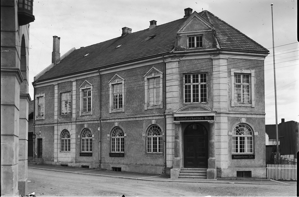 Oscar Løberg, HÅNDVERKERNES HUS, Østre gt. HÅNDVERKERRESTAURANTEN, HAMAR, STO FERDIG I 1921.