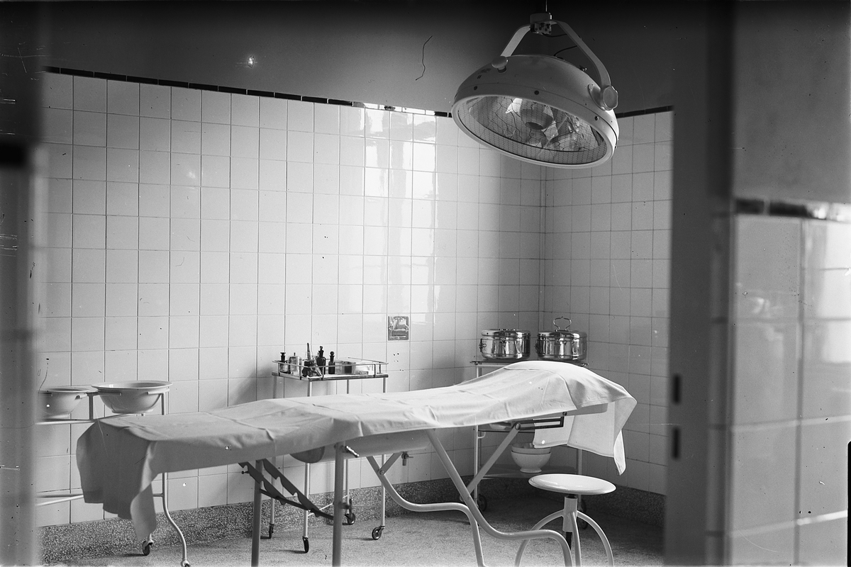 Oscar Løberg, SYKESTUE, OPERASJONSROM, ØYENLEGE RIISES KLINIKK I ST. TORFINN, HAMAR. Flislagt rom, operasjonsalen i 2. etasje på St. Torfinns klinikk i 1932.