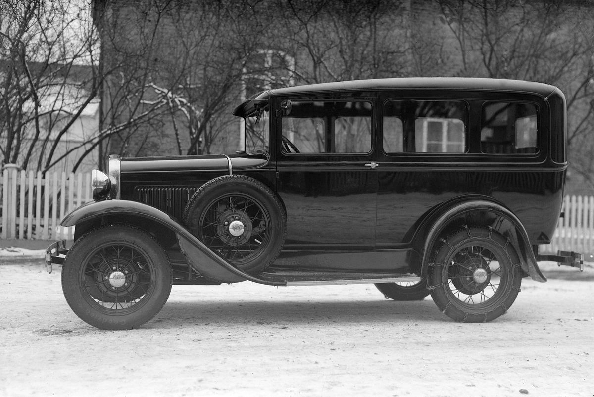 Oscar Løberg, FORD A-MODELL. Personbil. Årsmodell 1930-31, med litt uvanlig karosseritype, forlenget bak bakaksel og utstyrt med bakdør for varetransport. ( Kommentar) Vanlig amerikansk pressede Delivery karosserisider, som det er banket ut ruteåpninger på da den ble montert i Danmark. Har maken bil. (kommentar)…