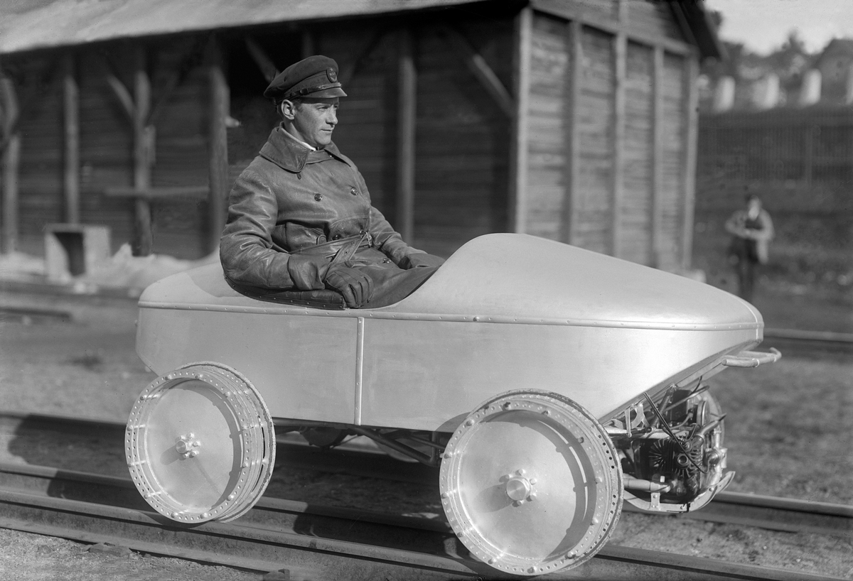 Oscar Løberg, Motordresin, motortralle, konstruert av Ingeniør Sverre Hagen ved Ing. Kreftings Verksted, Hamar i de gamle lokalene til P. Norsengs Vognfabrikk Eftf. Dresinene ble brukt til linjeinspeksjon ved Norges Statsbaner. NSB. MOTOR DRESIN, KONSTRUERT TIL NORGES STATSBANER AV INGENIØR SVERRE HAGEN, JERNBAN…