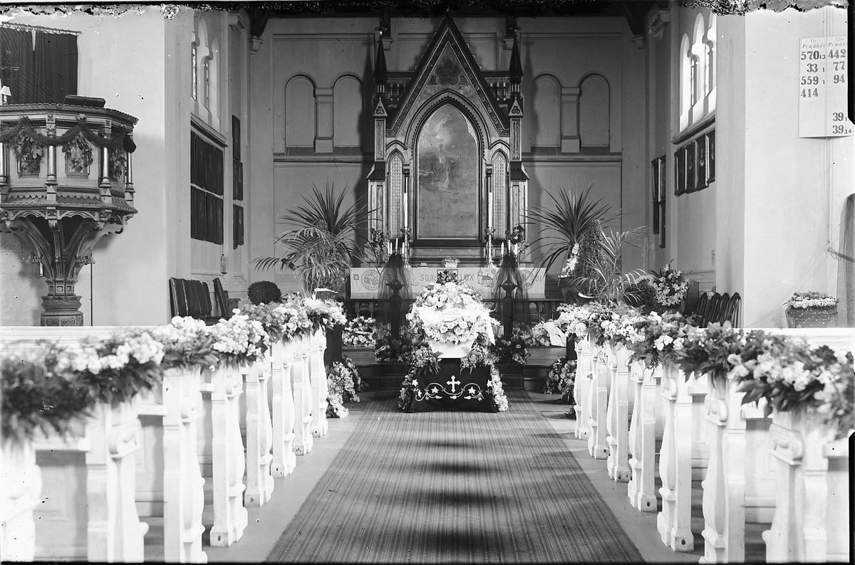 Oscar Løberg, VANG KIRKE, INTERIØR, ALTERTAVLE LAGET AV EILIF PETERSEN, PYNTET MED BLOMSTER, KISTE, BEGRAVELSE.