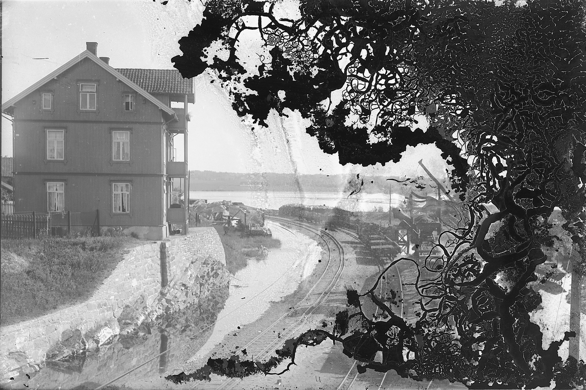 Oscar Løberg, NEDRE BRISKEBYVEG 3 i Hamar, OG RØROSBANA MED "KØLAHAUGEN" TIL HØYRE. HUSET ER I DAG BOLIG FOR MALEREN STEINDL.
