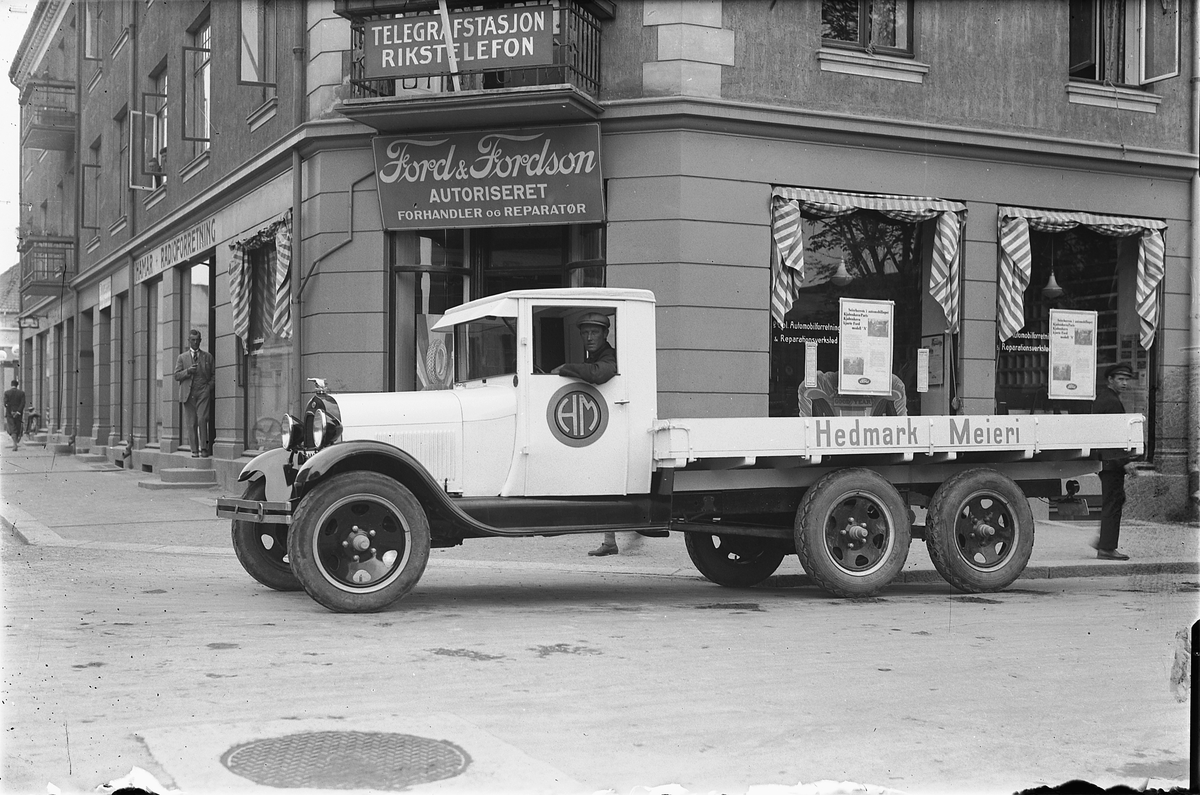 Oscar Løberg, FORD AA LASTEBIL 1929, 3-AKSLET FORD. EIER: HEDMARK MEIERI. FORAN FORDFORHANDLERENS FORRETNING, OPPLANDSKE AUTO i Torggata, SJÅFØR HARALD HAGEN PÅ TRAPPA TIL HAMAR RADIOFORRETN. INNEHAVER T. SOLBERG (SML. HHB-08805) NORSK LASTEBILLEKSIKON AV ASBJØRN ROLLSETH UTGITT 2007, S. 89.