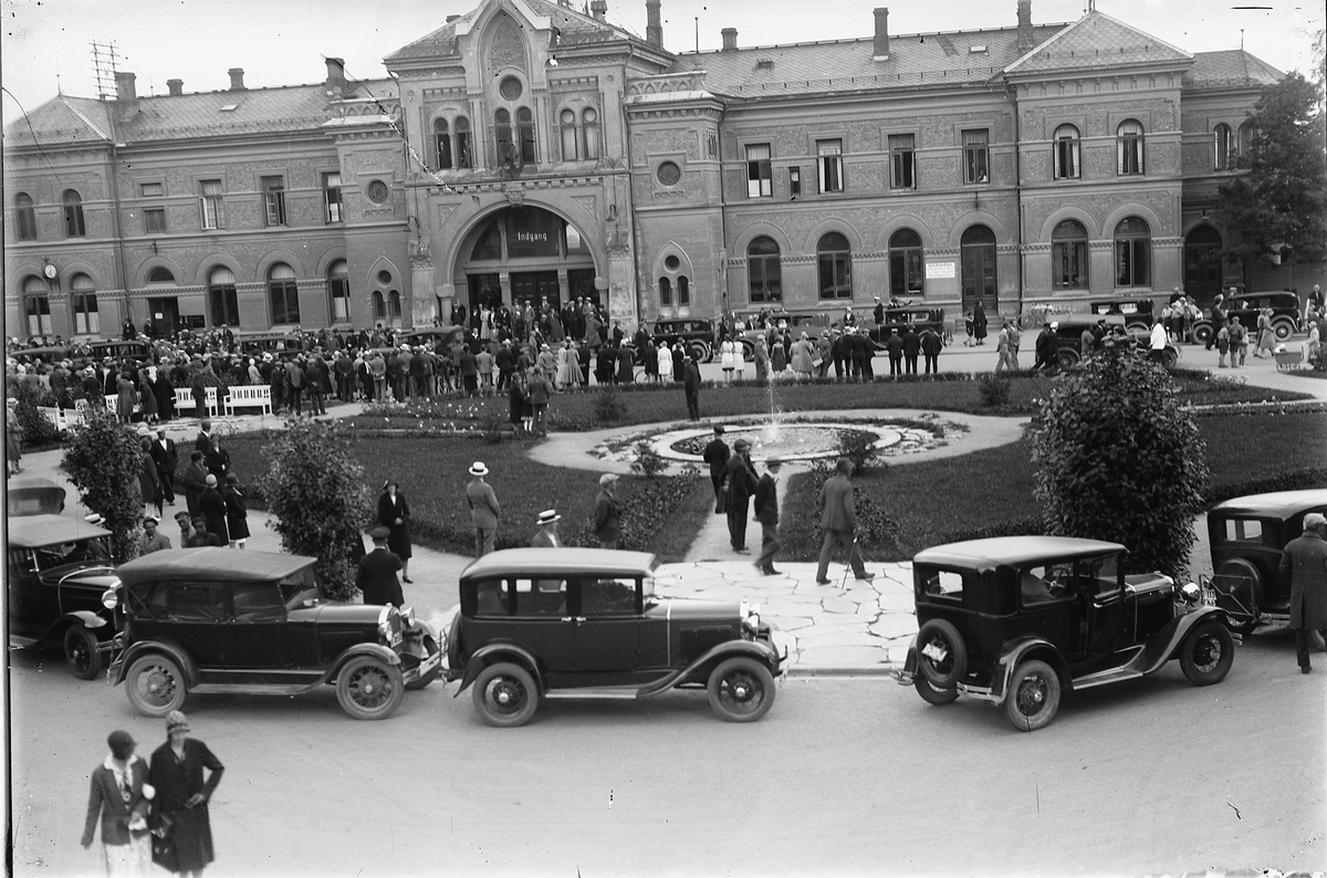 Oscar Løberg, HAMAR JERNBANESTASJON, JERNBANEPLASSEN, MOTTAKELSE AV KRONPRINSPARET, 1929 (?), MANGE BILER OG FOLK.