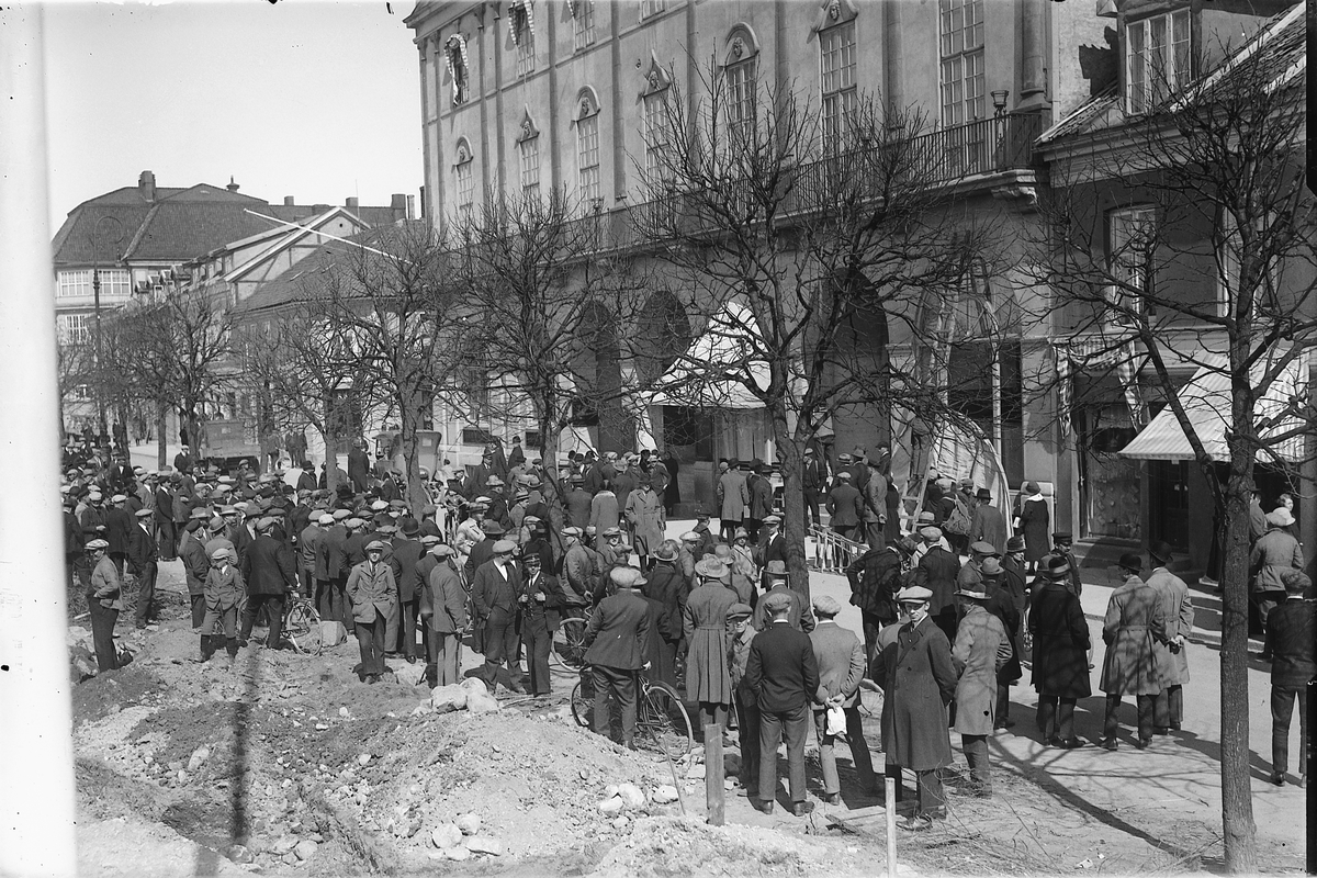 Oscar Løberg, FESTIVITETSBYGGET i Hamar ER FERDIG, ARBEIDET BLE PÅBEGYNT I 1919, HAMAR SPAREBANK OVERTOK PGA. DEPRESJONEN.