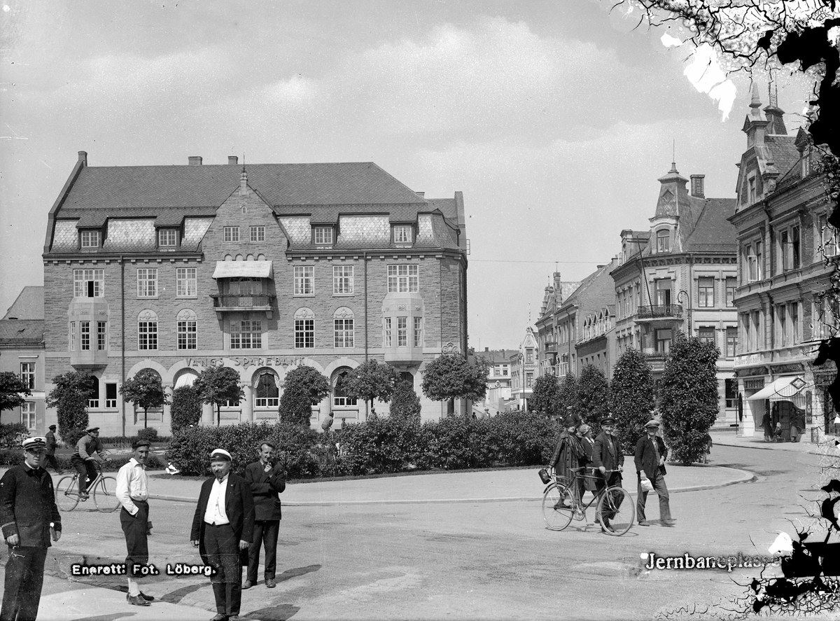 Oscar Løberg, JERNBANEPLASSEN, JERNBANEPARKEN, Vangs Sparebank, BEBYGGELSE I PARKGATA, TORGGATA i Hamar.