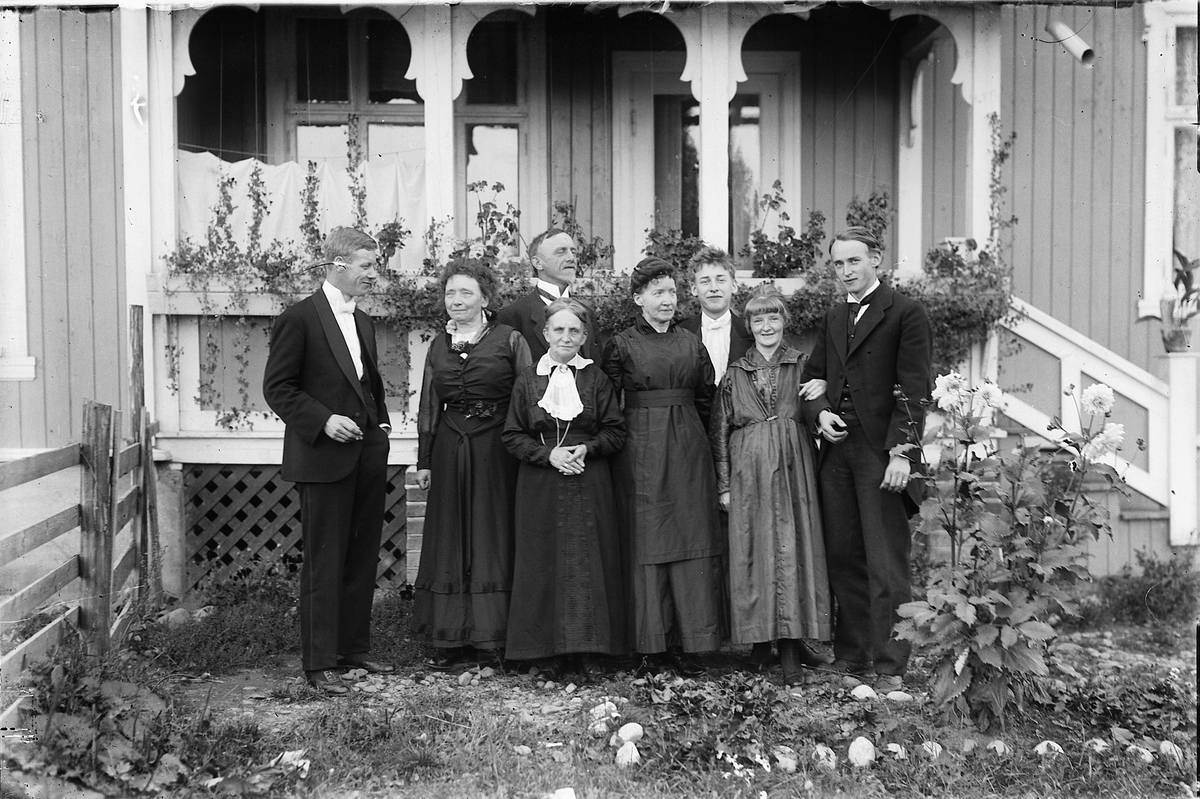 Oscar Løberg, F. V. UKJENT, RAGNHILDA ERIKSEN, OSCAR LØBERG, UKJENT, ERLING SANNERUD?, UKJENT, UKJENT, UKJENT.